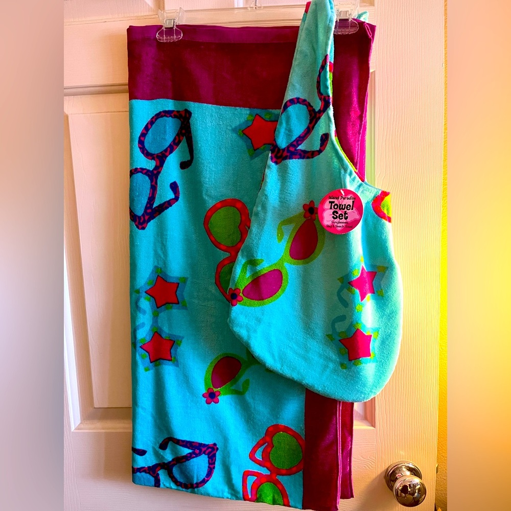 Beach/Pool towel with matching bag NWT
